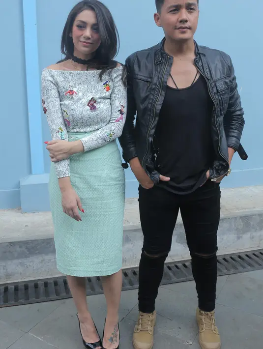 "Kadang-kadang masih bareng, bahkan setiap ada acara sekolah anak, kita selalu bareng," kata Celine di Jalan Kapten Tendean, Jakarta Selatan, Rabu (22/6). (Andy Masela/Bintang.com)