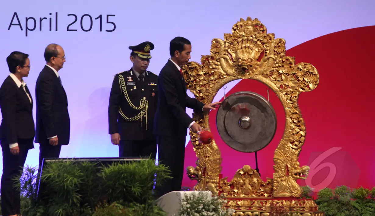 Presiden Indonesia, Joko Widodo resmi membuka puncak Peringatan 60 Tahun KAA ditandai dengan pemukulan gong di JCC, Jakarta, (22/4/2015). Jokowi mengatakan masa depan dunia ada di tangan bangsa Asia-Afrika. (Liputan6.com/Herman Zakharia)