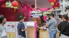 Warga mendaftar saat akan mencoblos di TPS 08 Petak Sembilan, Glodok, Jakarta, Rabu (17/4). TPS 08 Petak Sembilan mengambil tema budaya Tionghoa untuk menarik minat pemilih dan menekan angka golput. (Liputan6.com/Faizal Fanani)