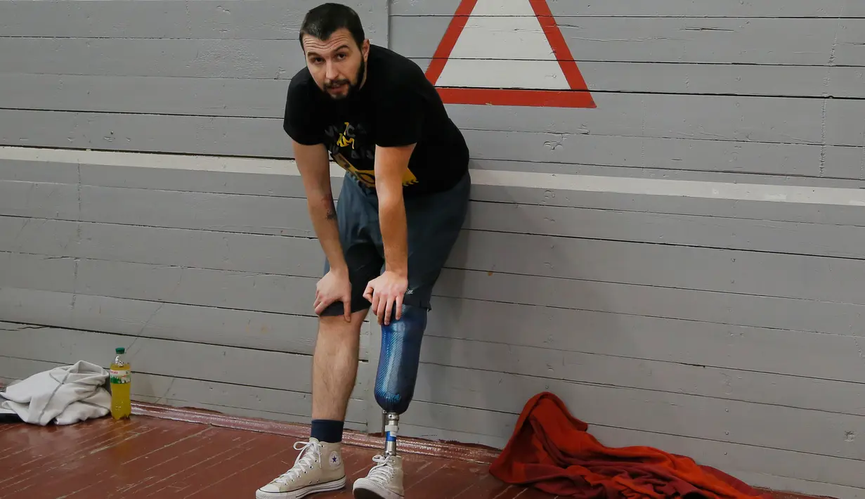 Seorang prajurit beristirahat usai mengikuti tes untuk turnamen Invictus Games Ukraine di Kiev, Ukraina (28/1). Mereka adalah prajurit korban perang konflik dengan separatis pro Rusia di Ukraina Timur. (AP Photo/Efrem Lukatsky)