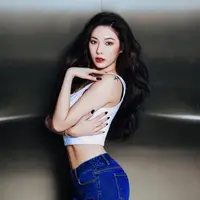 Walaupun demikian, HyunA tidak ingin dirinya dianggap populer karena keseksiannya. (foto: allkpop.com)
