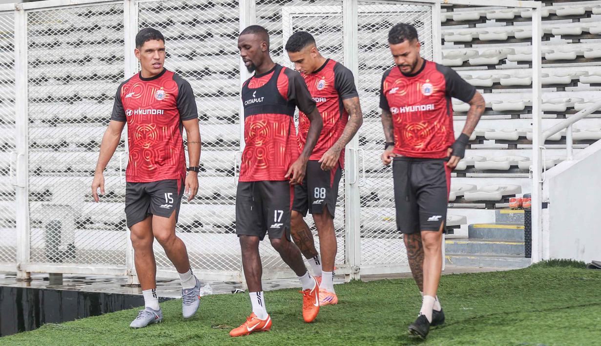 Saat ini, Persija menempati posisi ketiga klasemen sementara BRI Super League dengan koleksi 32 poin. Tampak dalam foto, pemain Persija sesaat sebelum melakukan latihan di Stadion Madya, Kompleks Gelora Bung Karno, Senayan, Jakarta, Jumat (2/1/2026). (Bola.com/Abdul Aziz)