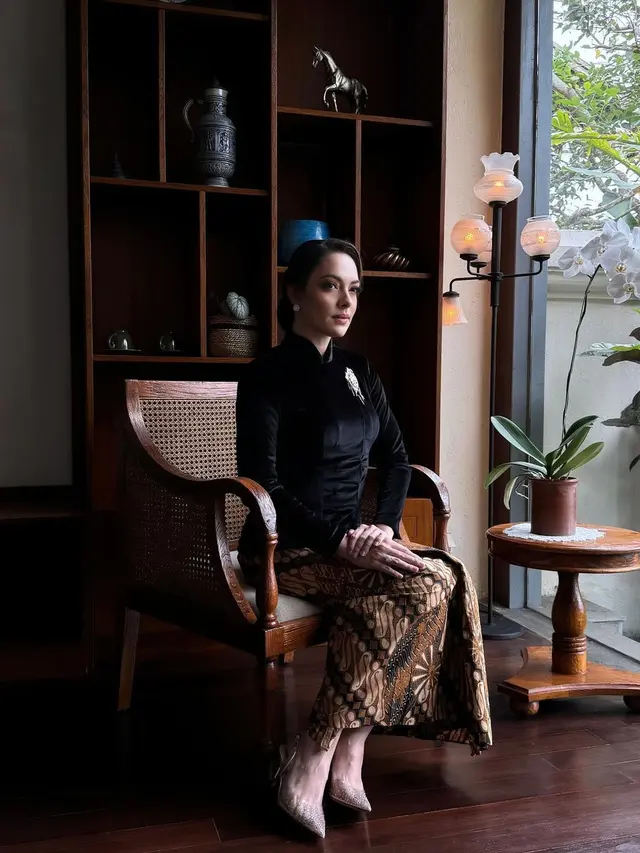 Reisa Broto Asmoro berkebaya (Instagram/reisabrotoasmoro)