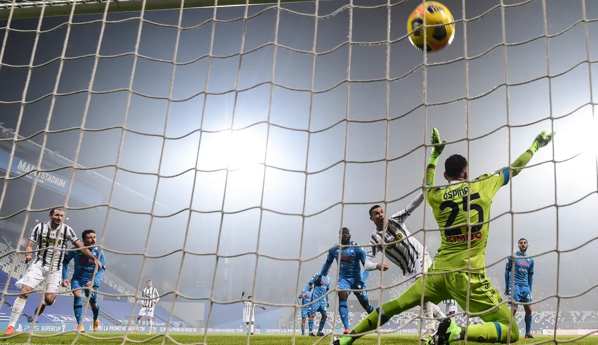 Ronaldo mencetak satu gol kala Juventus mengandaskan Napoli 2-0 dalam partai Supercoppa Italiana. (Foto: AFP/Migeul Medina)