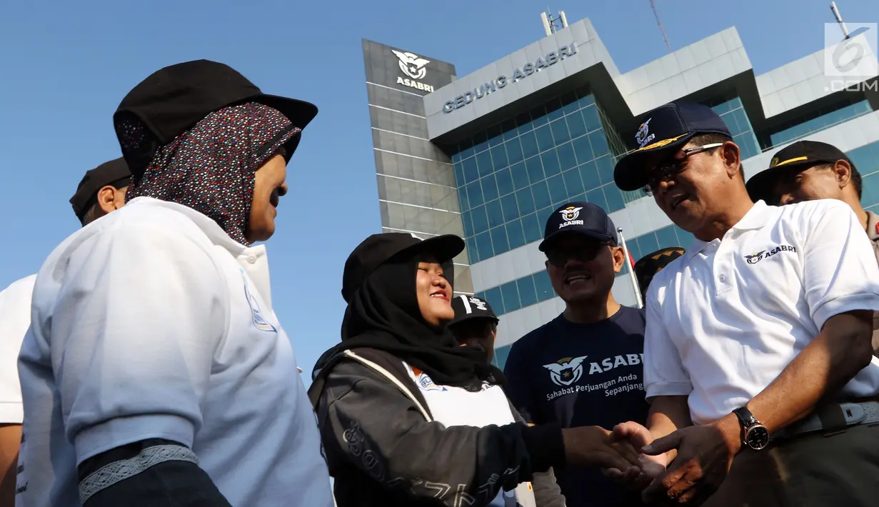 Direktur Utama PT Asabri (Persero) Sonny Widjaja saat melepas peserta Mudik Gratis Bareng Asabri di Jakarta, Jumat (31/5/2019). Asabri memberangkatkan 1.300 pemudik dengan tujuan empat kota di Pulau Jawa yakni, Semarang, Surabaya, Yogyakarta dan Solo. (Liputan6.com/Johan Tallo)