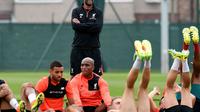 Jurgen Klopp melatih yoga kepada pemain Liverpool. (Daily Star)