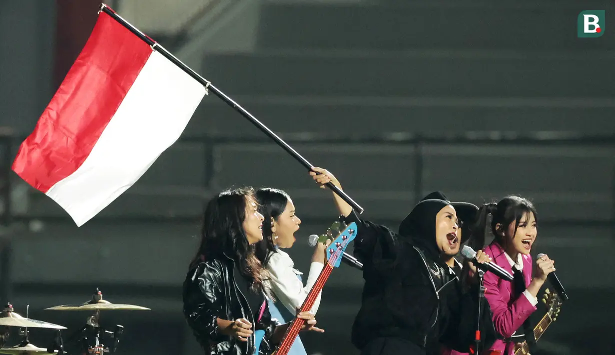 Band Kotak tampil bersama Tasya DA7 dan April DA7 pada upacara penutupan Piala Presiden 2026 di Stadion Kapten I Wayan Dipta, Gianyar, Bali, Kamis (6/8/2026). Kolaborasi lintas genre antara musik rock khas Kotak dan penyanyi jebolan Dangdut Academy 7 (DA7) menjadi salah satu suguhan utama yang memeriahkan penutupan turnamen sebelum laga final antara Persib Bandung dan Persebaya Surabaya dimulai. (KapanLagi.com/Budy Santoso)