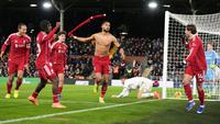 Pemain Liverpool, Cody Gakpo, melakukan selebrasi setelah mencetak gol ke gawang Fulham pada laga pekan ke-20 Liga Inggris 2025/2026 di Stadion Craven Cottage, Minggu (4/1/2026) malam WIB. (AP Photo/Alastair Grant)