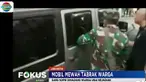 Sejumlah warga berusaha menghentikan sebuah mobil mewah bernomor polisi B 123 DAA yang baru saja menabrak seorang panitia lomba lari maraton.