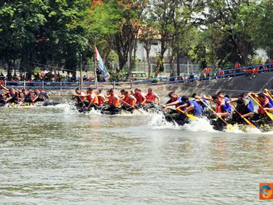 Citizen6, Surabaya: Lomba dayung perahu karet ini diikuti oleh 69 kompi yang berada dijajaran Satlak Pasmar-1 yang dilaksanakan di Sungai Brantas Gunungsari Surabaya dengan jarak tempuh 2000 meter. (Pengirim: Budi Abdillah)