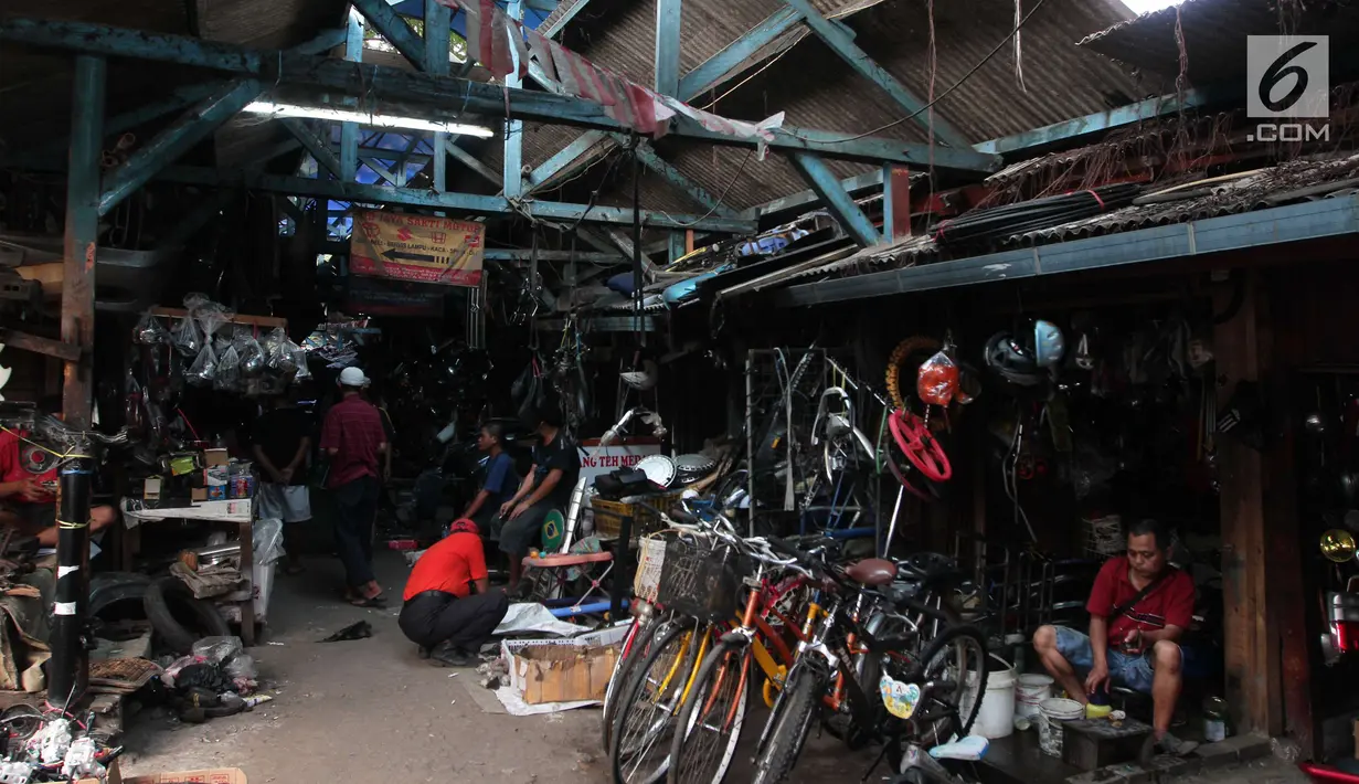 Sejumlah barang bekas dijajakan di lokasi sementara (loksem) 37 di Jalan Kalibaru Timur, Senen, Jakarta (8/1). Renovasi akan dilakukan menggunakan dana APBD senilai Rp 2,9 miliar. (Liputan6.com/Angga Yuniar)