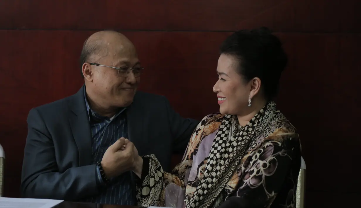 Setelah hampir setahun menguras tenaga dan pikirannnya, motivator yang dikenal dengan jargon salam super itu ingin fokus pada keluarganya. Fokus kebahagiaan keluarganya. Terkait proses selanjutnya, menyerahkan pada kuasa hukumnya.(Nurwahyunan/Bintang.com)