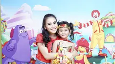 Keceriaan Ayu Ting Ting bersama anaknya ketika merayakan ulang tahun Bilqis dengan tema superhero (Liputan6/IG/ayutingting92)