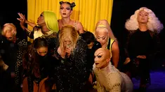 Penyanyi Christina Aguilera saat membawakan lagu "Fall In Line" dalam acara pembukaan New York Fashion Week di New York City, AS (9/9). Christina Aguilera tampil seksi menggenakan busana hitam jaring-jaring. (AFP Photo/Fernanda Calfat)