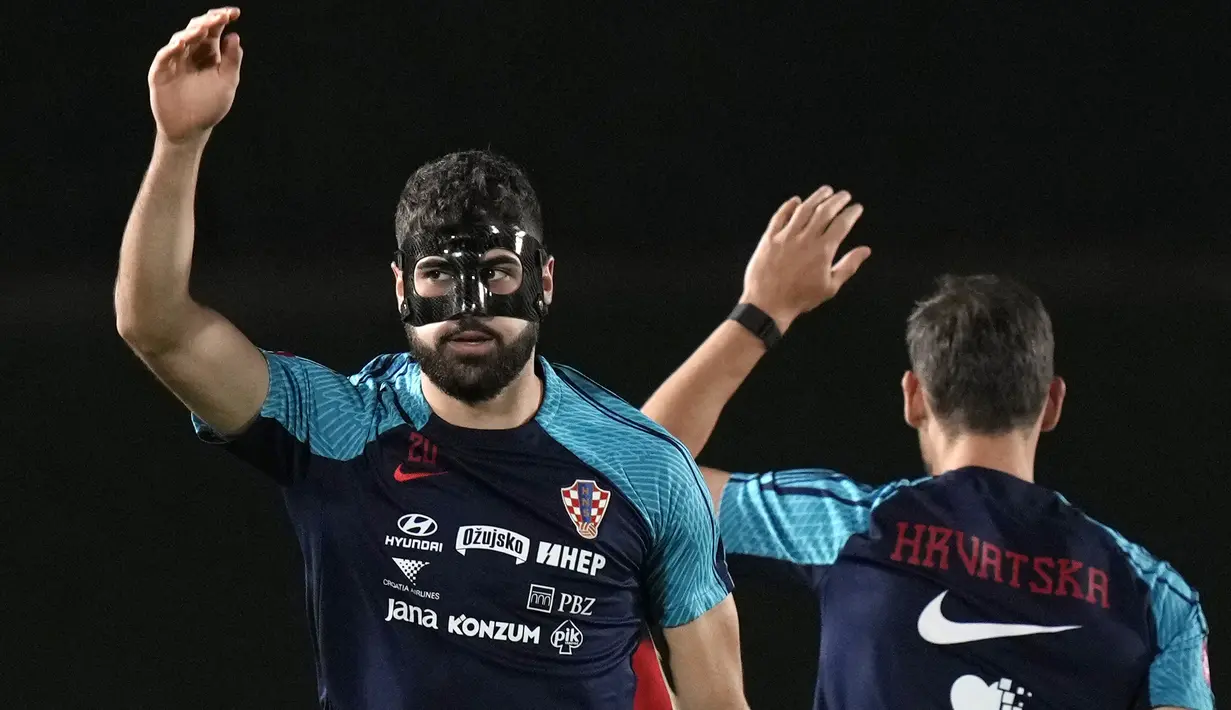 Bek Kroasia Josko Gvardiol dan rekan satu timnya melakukan pemanasan saat sesi latihan timnas di Doha, Kamis (7/12/2022). Timnas Kroasia bakal bertemu Brasil dalam babak perempat final Piala Dunia 2022 di Education City Stadium, Jumat (9/12) malam WIB. (AP Photo/Eugene Hoshiko)