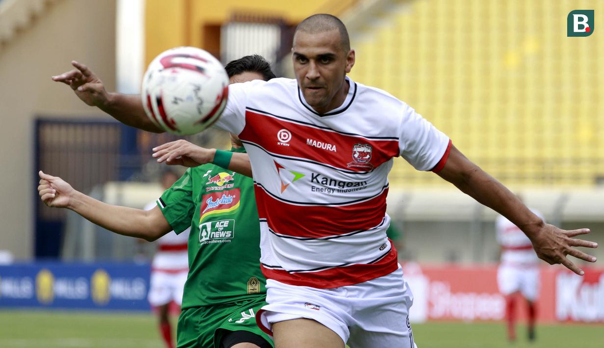 Striker Madura United, Bruno Lopes menguasai bola saat menghadapi PSS Sleman dalam laga Grup C Piala Menpora 2021 di Stadion Si Jalak Harupat, Bandung, Selasa (23/3/2021). (Bola.com/M Iqbal Ichsan)