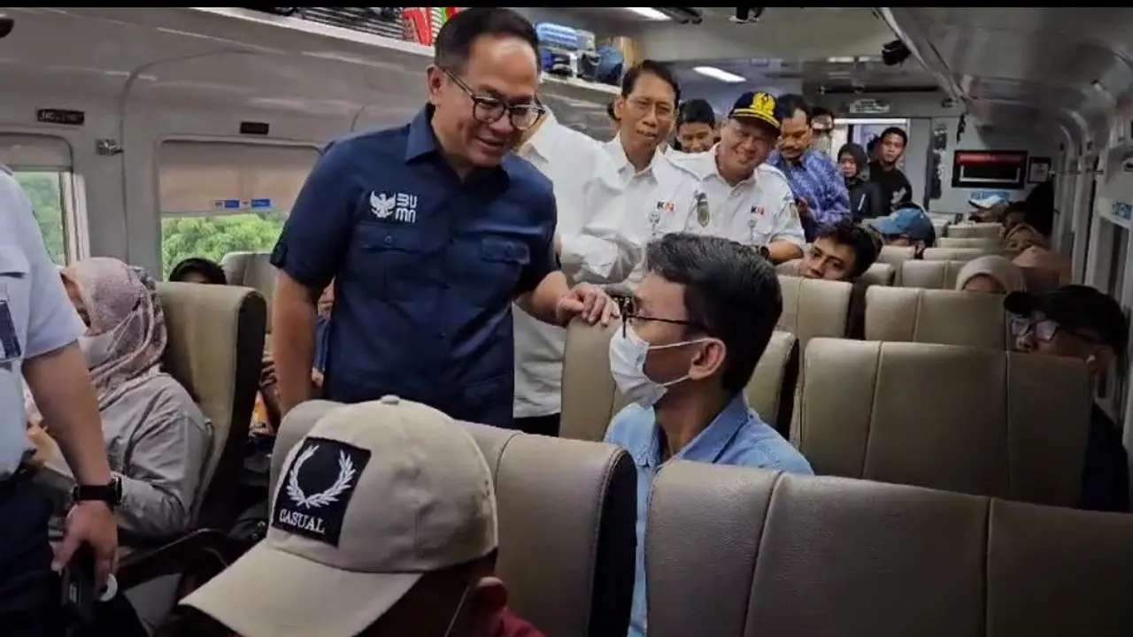 Wakil Menteri BUMN Kartika Wirjoatmodjo mengecek langsung keberangkatan pemudik di Stasiun Gambir, Jakarta Pusat.