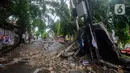Satu keluarga yang terdiri dari ibu, ayah, dan anak meninggal setelah tertimpa tembok SPBU yang roboh di Jalan Tebet Barat Dalam Dua, Jakarta Selatan, Minggu (21/1/2024) siang. (merdeka.com/Arie Basuki)