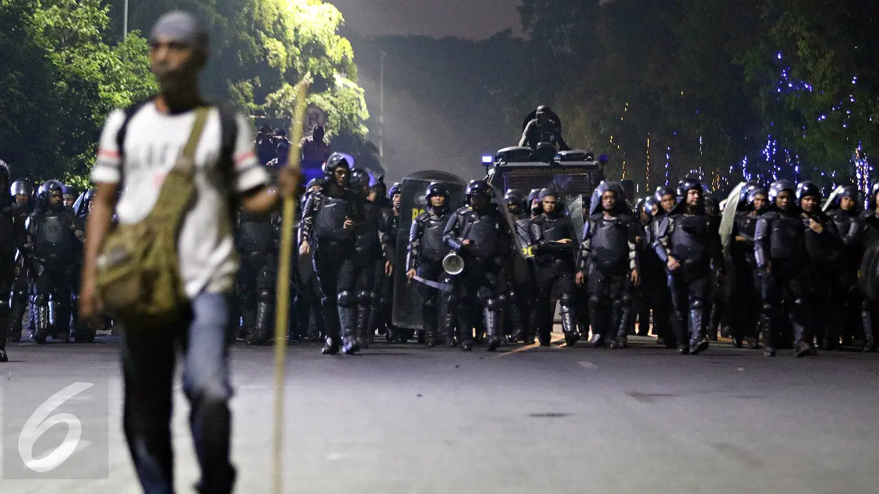 20151030-Polisi Bubar Paksa, Massa Buruh Kocar-kacir