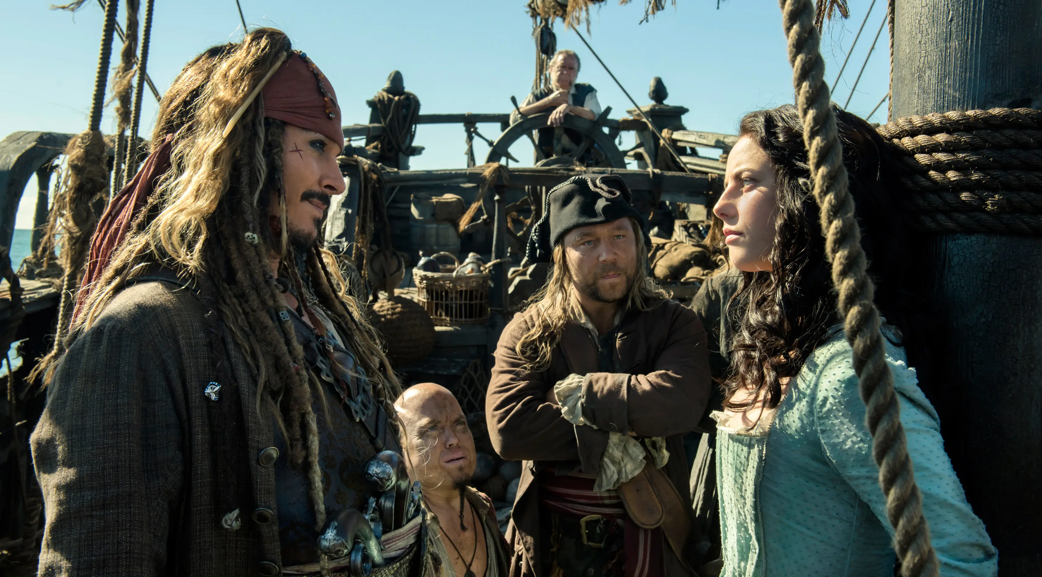 Gambar yang dirilis oleh Disney, Jack Sparrow yang diperankan oleh Johnny Depp beradu akting dengan Carina Smyth yang diperankan Kaya Scodelario di Film "Pirates of the Caribbean: Dead Men Tell No Tales." (Peter Mountain / Disney via AP)