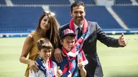 Kiper anyar PSG, Gianluigi Buffon berpose dengan kekasihnya, Ilaria d'Amico serta dua putranya, Louis-Thomas dan David-Lee saat resmi diperkenalkan sebagai pemain baru di stadion Parc des Princes, Paris, Senin (9/7). (AP/Jean-Francois Badias)