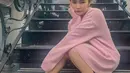 Dari ikat rambut, sweater oversize hingga sepatu, Prilly tampil imut dengan gaya serba merah muda. Menginjak usia 24 tahun, dirinya tampak semakin  imut dan cantik. (Liputan6.com/IG/@prillylatuconsina96)