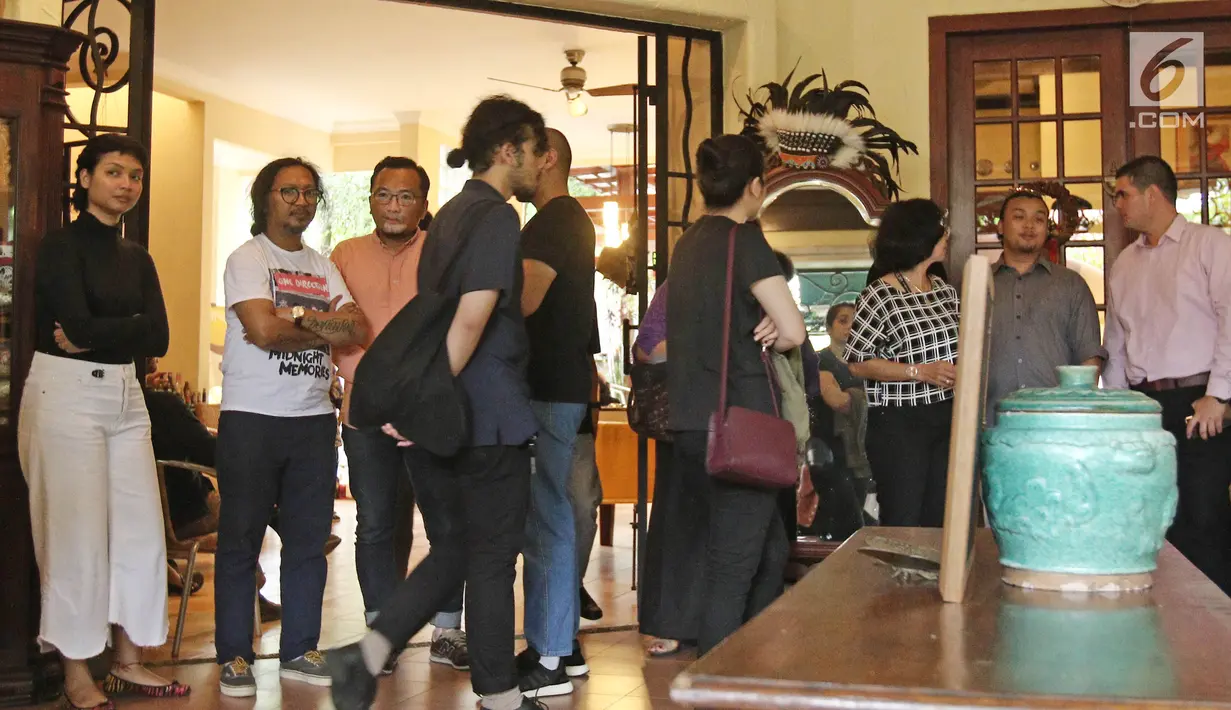 Sanak famili dan kolega berdatangan ke rumah duka pakar kuliner Bondan Winarno di kawasan Sentul, Bogor, Rabu (29/11). Jenazah Bondan tiba dari RS Harapan Kita bersama rombongan keluarga dan iringan beberapa mobil. (Liputan6.com/Herman Zakharia)