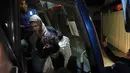 Mereka diantar dengan bus yang berlabel Perserikatan Bangsa Bangsa (PBB). Tampak dalam foto, Amani Abu Talha bersama enam anaknya saat tiba di Rumah Sakit Nasser menyusul pembukaan kembali perbatasan Rafah, di Khan Younis, Jalur Gaza selatan, Rabu 4 Februari 2026 pagi waktu setempat. (AP Photo/Jehad Alshrafi)