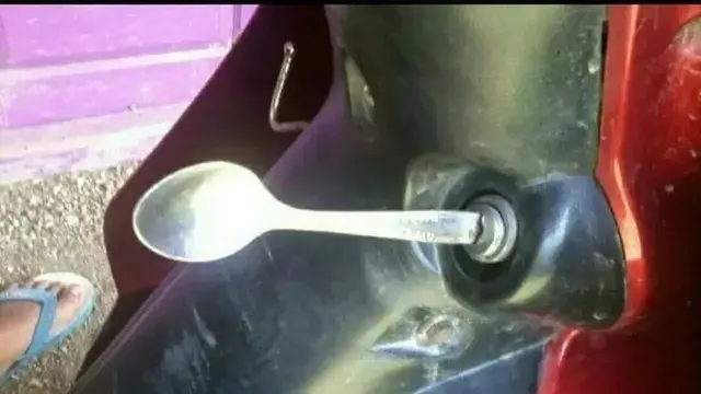 Kumpulan Potret Akal-akalan Montir Memperbaiki Sepeda Motor dengan Bahan Seadanya (ist)