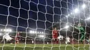 Proses terjadinya gol oleh striker Sevilla, Wissam Ben Yedder, ke gawang Liverpool pada laga Liga Champions di Stadion Anfield, Kamis (14/9/2017). Liverpool ditahan imbang 2-2 oleh Sevilla. (AP/Frank Augstein)