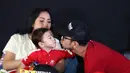 Demi membuat kenangan pada buah hatinya, Raffi Ahmad dan Nagita Slavina mendokumentasikan lewat film. Film yang digarap oleh Anggy dan Bouty Umbara itu berjudul sama dengan nama anaknya, Rafathar. (Nurwahyunan/Bintang.com)