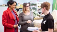 Meghan Markle mengenakan mantel merah untuk membalut gaun berwarna ungu yang memperlihatkan perut hamilnya saat kunjungan ke Birkenhead. (dok. Instagram @kensingtonroyal/Dinny Mutiah)