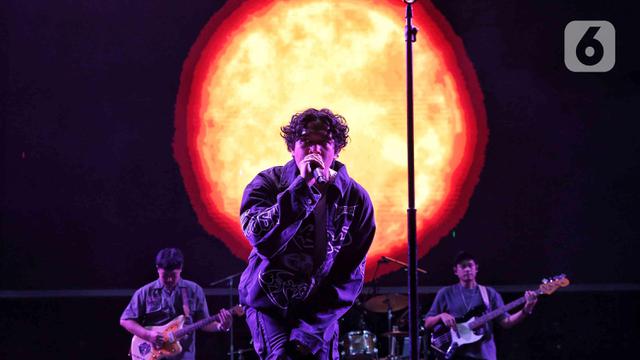 Penampilan Hindia Getarkan Panggung KapanLagi Buka Bareng BRI Festival 2025