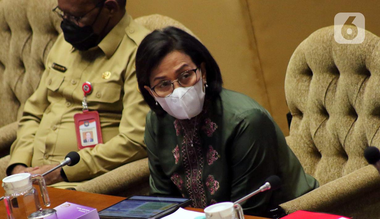 Menteri Keuangan Sri Mulyani saat rapat kerja dengan Komisi II di Kompleks Parlemen MPR/DPR-DPD, Senayan, Jakarta, Selasa (28/6/2022). Komisi II DPR dan pemerintah menyepakati penentuan ibu kota untuk tiga daerah otonomi baru (DOB) Papua yang diatur dalam tiga rancangan undang-undang. (Liputan6.com/Angga Yuniar)