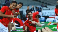 Sandy Walsh dan Rizky Ridho pada sesi latihan Timnas Indonesia (c) PSSI