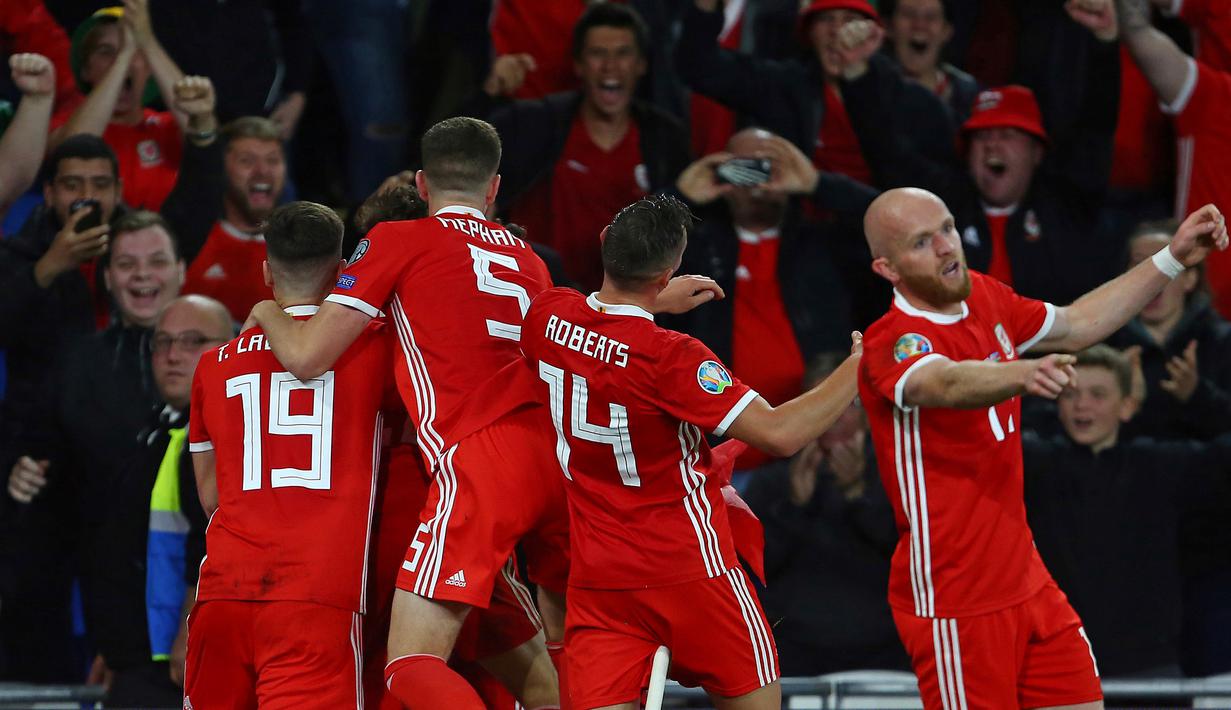 Para pemain Wales merayakan gol yang dicetak Gareth Bale ke gawang Azerbaijan pada laga Kualifikasi Piala Eropa 2020 di Cardiff City Stadium, Cardiff, Jumat (6/9). Wales menang 2-1 atas Azerbaijan. (AFP/Geoff Caddick)
