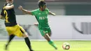 Aksi pemain Bhayangkara FC, Ilham Udin Armayin (kanan) saat melepaskan tembakan melewati adangan pemain Barito Putra pada Liga 1 2017 di Stadion Patriot, Bekasi, Selasa (4/7/2017). Barito menang 1-0. (Bola.com/Nicklas Hanoatubun)
