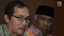 Wakil Ketua KPK Saut Situmorang (kiri) memberi keterangan proses penyerahan diri Eddy Sindoro di KPK, Jakarta, Jumat (12/10). Eddy merupakan tersangka dalam kasus suap panitera PN Jakarta Pusat, Edy Nasution pada tahun 2016 lalu. (Merdeka.com/Dwi Narwoko)