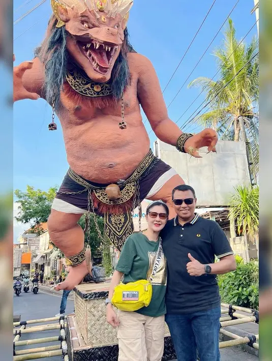 <p>"Tinggal di kost-kost'san membuat saya semakin bersemangat dan lebih memahami arti hidup yang apa adanya,tanpa banyak menuntut ke Papake tetapi saya akan memberikan semangat dan doa tulus untuk Papake.Sejatinya kita hidup hanya dititipi sama Gusti Allah,apapun yang kita miliki bukan seutuhnya milik kita." tulisnya beberapa waktu lalu. [Instagram/uutpermatasari]</p>