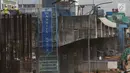Pekerja menyelesaikan proyek pembangunan tol Bekasi-Cawang-Kampung Melayu (Becakayu) di Jalan DI Panjaitan, Jakarta, Kamis (25/10). Proyek yang masih terus berlangsung ini dikerjakan sebagai upaya mengurai kemacetan di ibu kota. (Merdeka.com/Imam Buhori)
