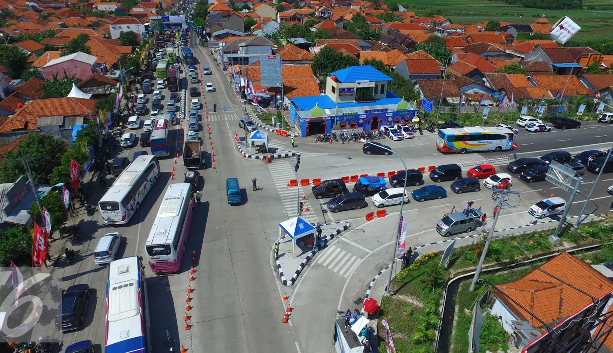 Suasana kendaran para pemudik di Brebes Timur, Jawa Tengah, Minggu (3/7). Petugas memberlakukan sistem contra flow untuk mengurai kepadatan arus mudik lebaran 2016. (Liputan6.com/Angga Yuniar) 