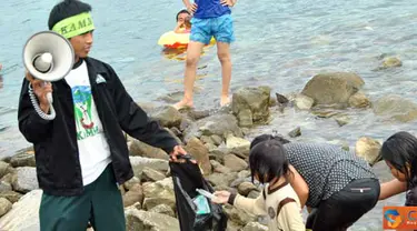 Citizen6, Palu: Peringati hari lingkungan hidup, mahasiswa dan warga memunguti sampah disekitar Pantai Talise, Palu, Sulawesi Tengah, minggu (5/6).  Kegiatan diprakarsai mahasiswa yang tergabung dalam organisasi KAMMI. (Pengirim: Lilasari)