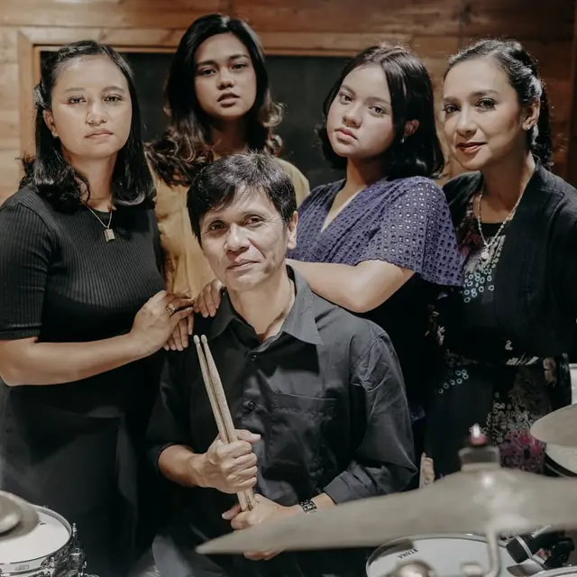 [Fimela] Keluarga Gilang Ramadhan dan Shahnaz Haque