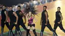 Bersama beberapa penari latar, Kyle Minogue, tampil energik saat bernyanyi di upacara penutupan Commonwealth Games 2014 di Hampden Park, Glasgow, Skotlandia, (3/8/2014). (REUTERS/Russell Cheyne)