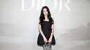 Classy look dan elegan dari Jisoo BLACKPINK saat menghadiri acara Dior. Mengenakan strapless little black dress dengan pemanis berupa pita di bagian pinggang, penampilan Jisoo BLACKPINK semakin sempurna dengan padu padan stoking jaring-jaringnya. [Foto: Instagram/sooyaaa__]