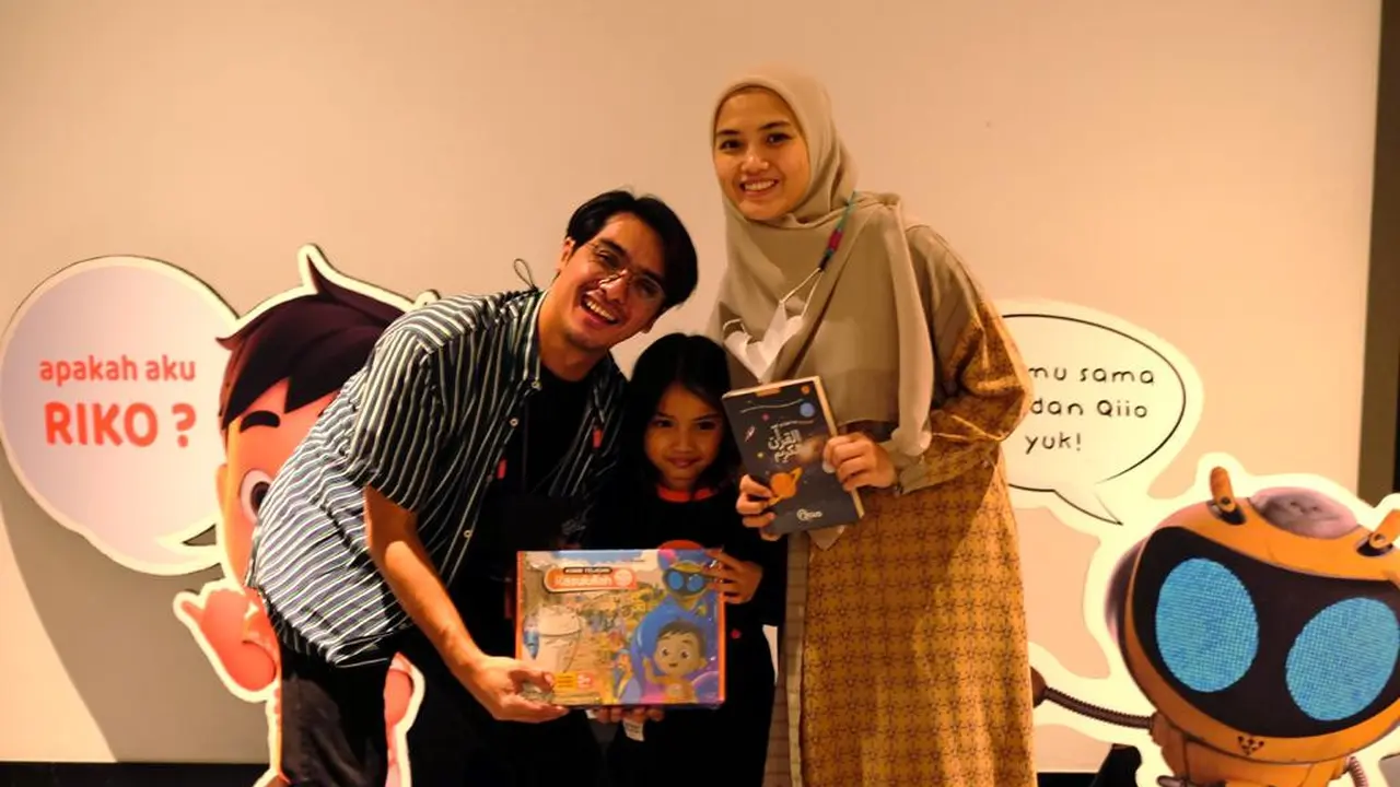 Herfiza Novianti bersama Ricky Harun dan anaknya