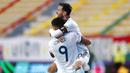 Penyerang Argentina, Joaquin Correa, melakukan selebrasi bersama Lionel Messi usai mencetak gol kegawang Bolivia pada laga kualifikasi Piala Dunia 2022 di Estadio Hernando Siles, Rabu (14/10/2020). Argentina menang dengan skor 2-1. (AP/Juan Karita)