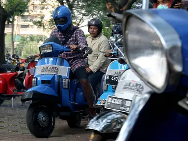 Penggemar vespa melaju di area Jakarta Mods Mayday 2017 di Parkir Timur Senayan, Jakarta, Sabtu (13/5). Jakarta Mods Mayday 2017 merupakan ajang berkumpulnya penggemar skuter Vespa. (Liputan6.com/Johan Tallo)
