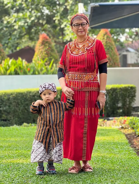 Menteri Luar Negeri, Retno Marsudi pakai baju adat merah dari Toraja lengkap dengan ikat kepalanya. [@retno_marsudi.]