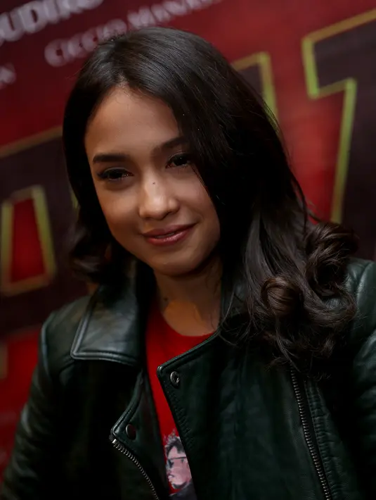 "Pertama kali datang disuruh balik lagi, katanya aku keliatan terlalu masih kecil, jadi datang kedua kali diminta dengan dandanan lebih dewasa. Jadi barengan sama Bisma," ucap Anjani Dina. (Andy Masela/Bintang.com)